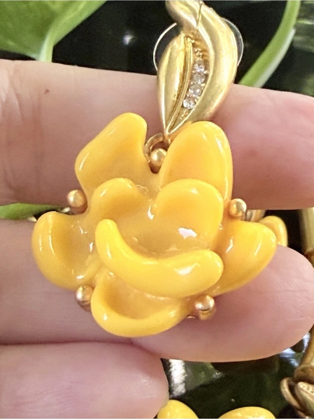 Oscar de la Renta Resin Flower Necklace w/ Earrings SET - Creamy Yellow/Gold - Picture 14 of 14